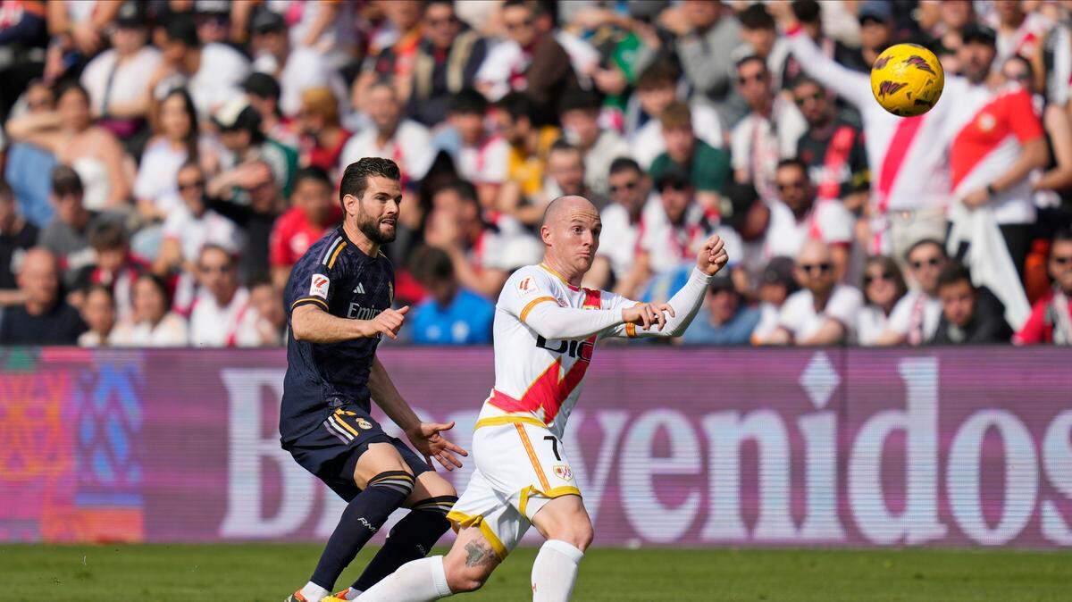  El líder Real Madrid no pudo mantener una madrugadora ventaja y se conformó el domingo con un empate 1-1 en su visita al Rayo Vallecano en la liga española.