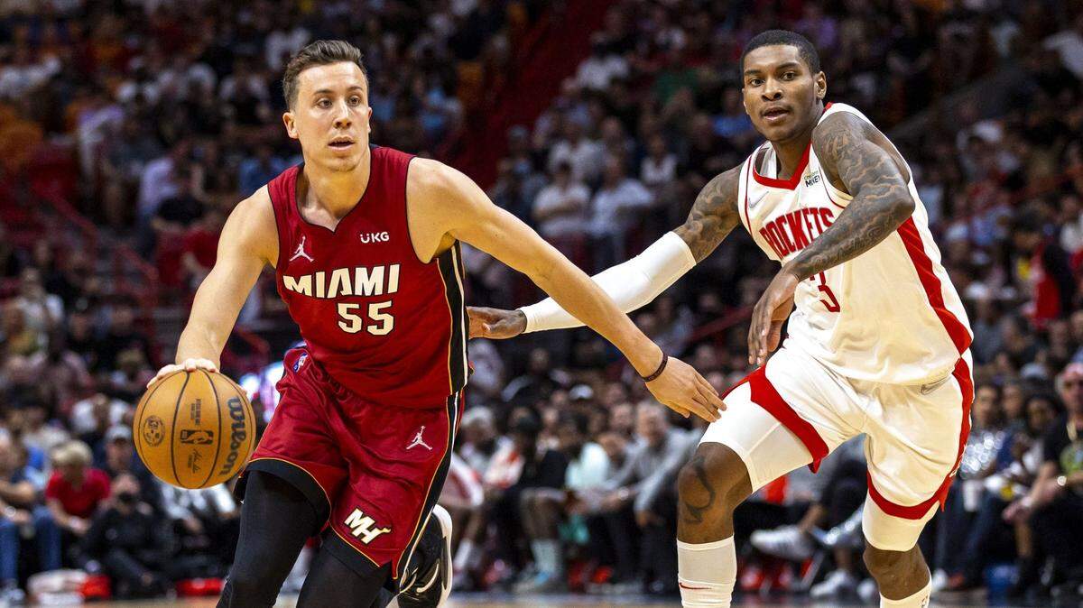 El jugador del Heat Duncan Robinson (izq.) estará fuera cuatro semanas por una cirugía en un dedo de la mano derecha.