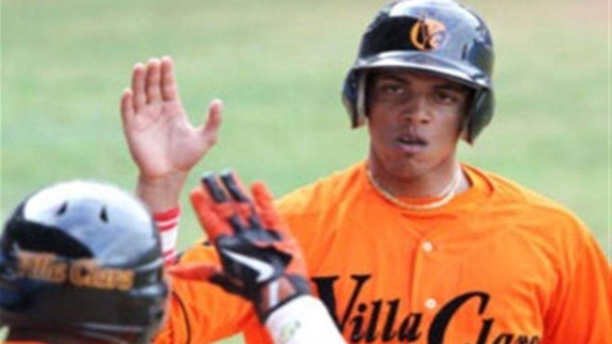 Ramón Lunar jugó en las posiciones de antesalista, jardinero y primera bases en siete temporadas en Cuba y promedió 309 con 65 jonrones y 301 empujadas con la franela de Villa Clara principalmente, donde fue uno de los pilares de ese equipo luego de su debut en el 2008.