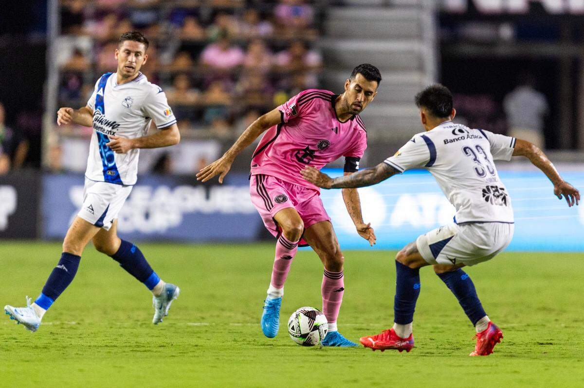 El mediocampista del Inter Miami Sergio Busquets (izq.) trata de superar la marca de Juan Pablo Gómez, de Puebla, en el partido de la Leagues Cup, celebrado el 27 de julio de 2024 en el Chase Stadium en Fort Lauderdale, Florida.