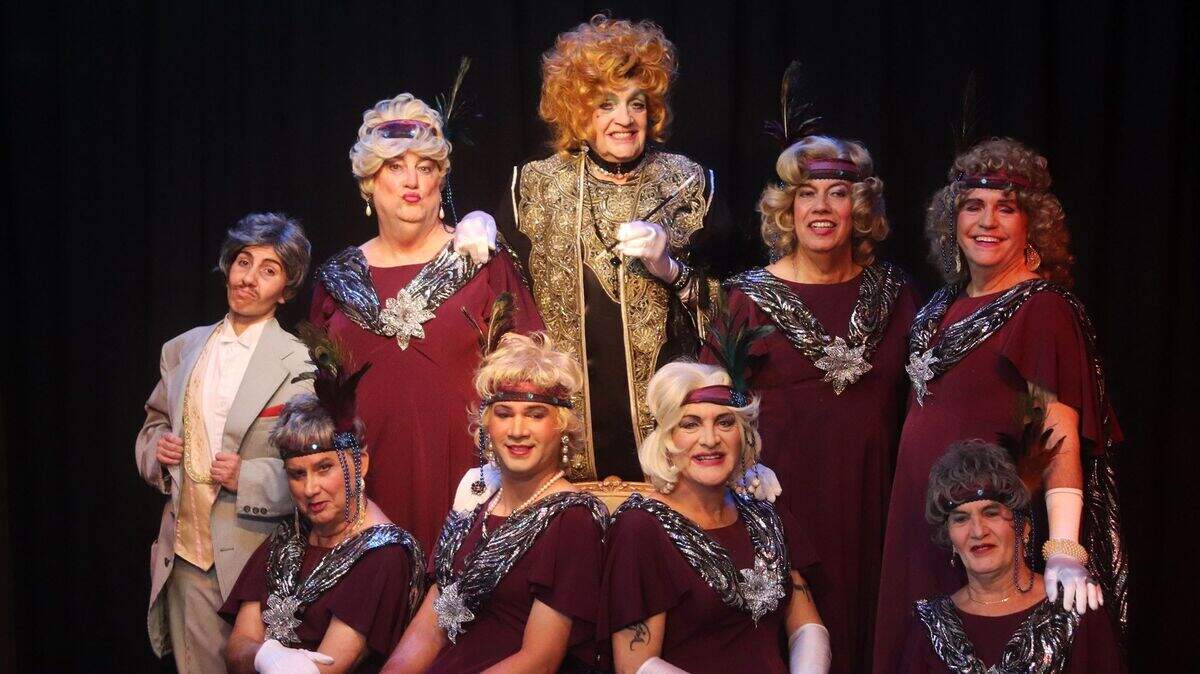 Elenco de ‘Las chicas de Copacabana’ (desde la izq. de pie): Cindy Perez Solla, Jorge Carrigan, Alejandro Galindo, Reinaldo González Guedes y Daniel Fernández. Sentados: Valentín Álvarez Campos, Carlos Bueno, J.J. Paris y Paut William.