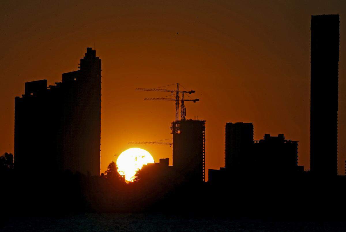 El sol baja detrás de edificios cerca del Biscayne Boulevard en Miami, Florida, el 1 de abril de 2020.