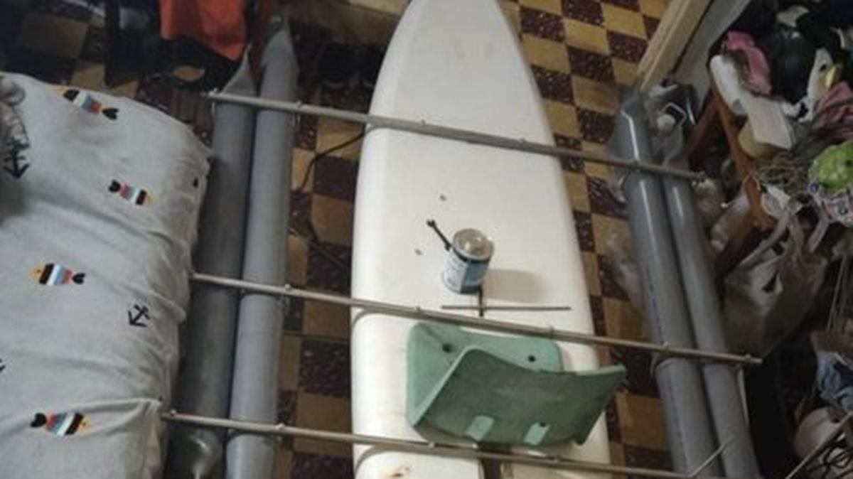 Dos cubanos que zarparon de Cuba en una tabla de surf, con motor y sostenida con flotadores, con destino a los Cayos de la Florida el 22 de marzo de 2022 están desaparecidos.