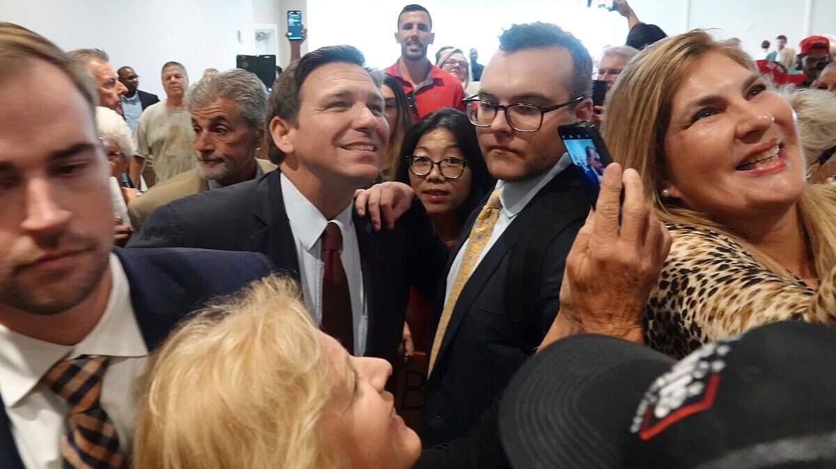 El gobernador de la Florida, Ron DeSantis, rodeado por partidarios después de un evento en West Palm Beach, Florida, donde anunció las leyes de reforma electoral propuestas, el miércoles 3 de noviembre de 2021.
