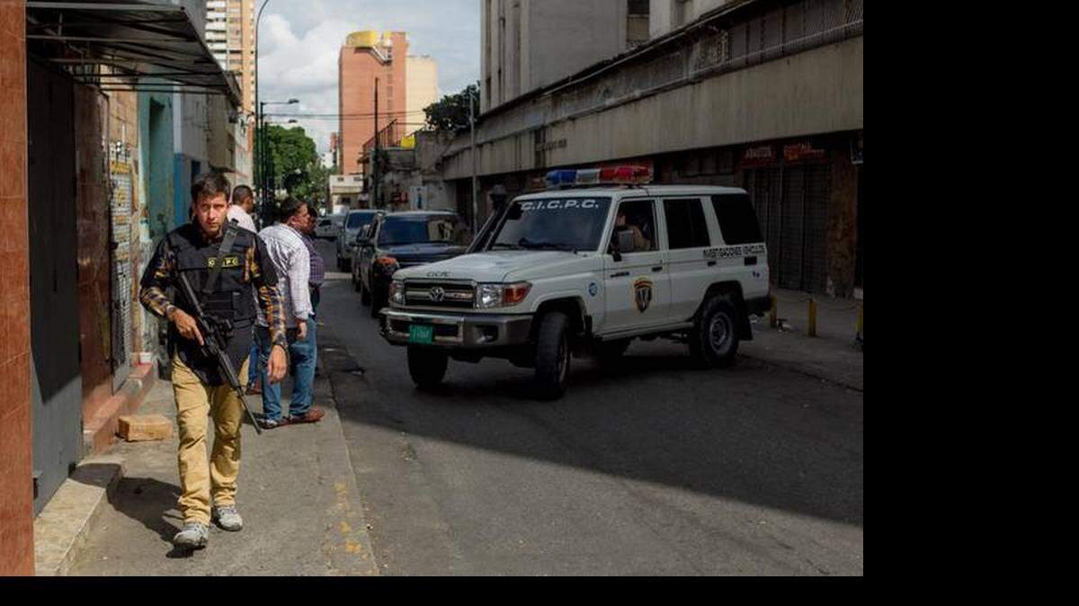 Foto de archivo. Miembros del Cuerpo de Investigaciones Científicas, Penales y Criminalísticas (CICPC), aguardan en las inmediaciones del edificio Manfredir donde hubo enfrentamientos con supuestos delincuentes el martes 7 de octubre del 2014, en Caracas (Venezuela).