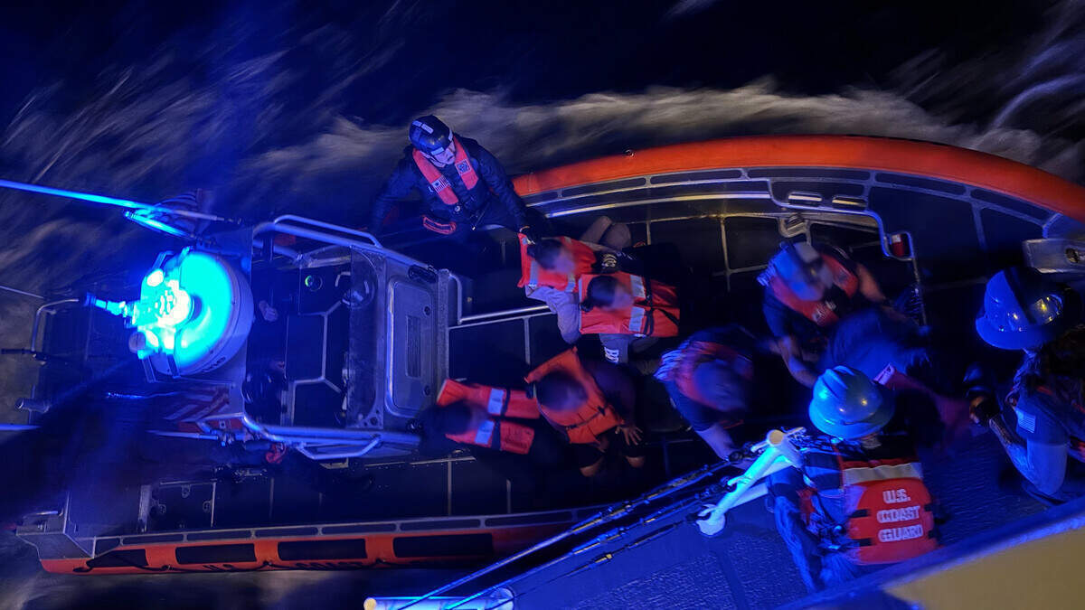 Una tripulación de una lancha patrullera de la Guardia Costera traslada a 27 personas encontradas en una embarcación de migrantes frente al extremo occidental de Cuba al buque de la Guardia Costera Raymond Evans la noche del jueves 18 de junio de 2026. Guardia Costera de Estados Unidos.