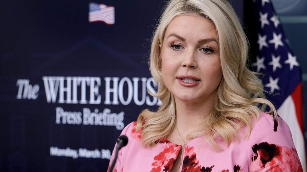 La secretaria de prensa de la Casa Blanca, Karoline Leavitt, habla durante una rueda de prensa en la Sala de Prensa James S. Brady de la Casa Blanca el 30 de marzo de 2026 en Washington, DC.