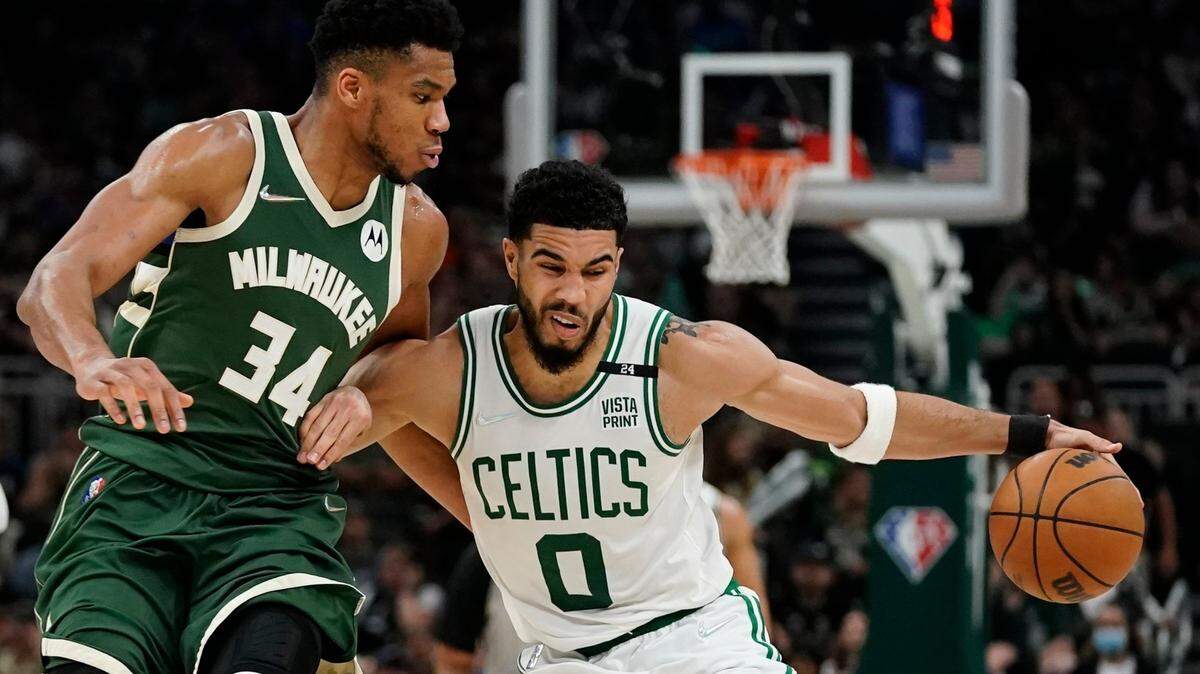 Jayson Tatum de los Boston Celtics intenta superar a Giannis Antetokounmpo de los Milwaukee Bucks durante la segunda mitad del Juego 6 de una serie de playoffs de semifinales de la Conferencia Este de baloncesto de la NBA el viernes 13 de mayo de 2022 en Milwaukee. Los Celtics ganaron 108-95 para empatar la serie 3-3.