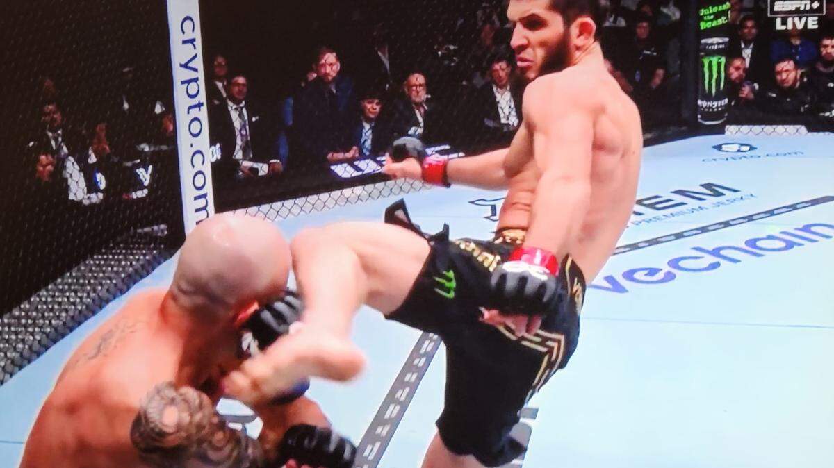 Alexander Volkanovski creía firmemente que había vencido a Islam Makhachev la primera vez que se enfrentaron. El australiano afirmaba que en su segunda cita no quedaría duda sobre quién era el mejor peleador libra por libra 