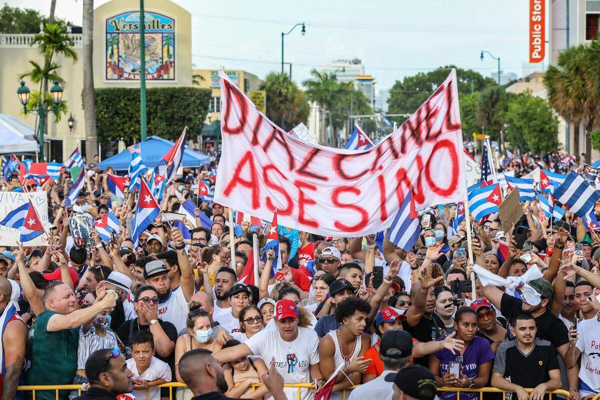 Cientos de manifestantes de Miami apoyan las protestas en Cuba en el restaurante Versailles de la Calle Ocho.