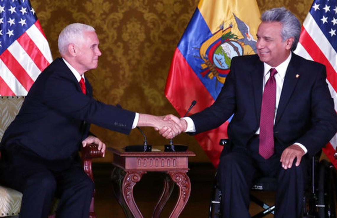El viceopresdente Mike Pence (izq) saluda al presidente de Ecuador, Lenín Moreno, en el palacio de gobierno de Quito, Ecuador, el jueves 28 de junio del 2018.