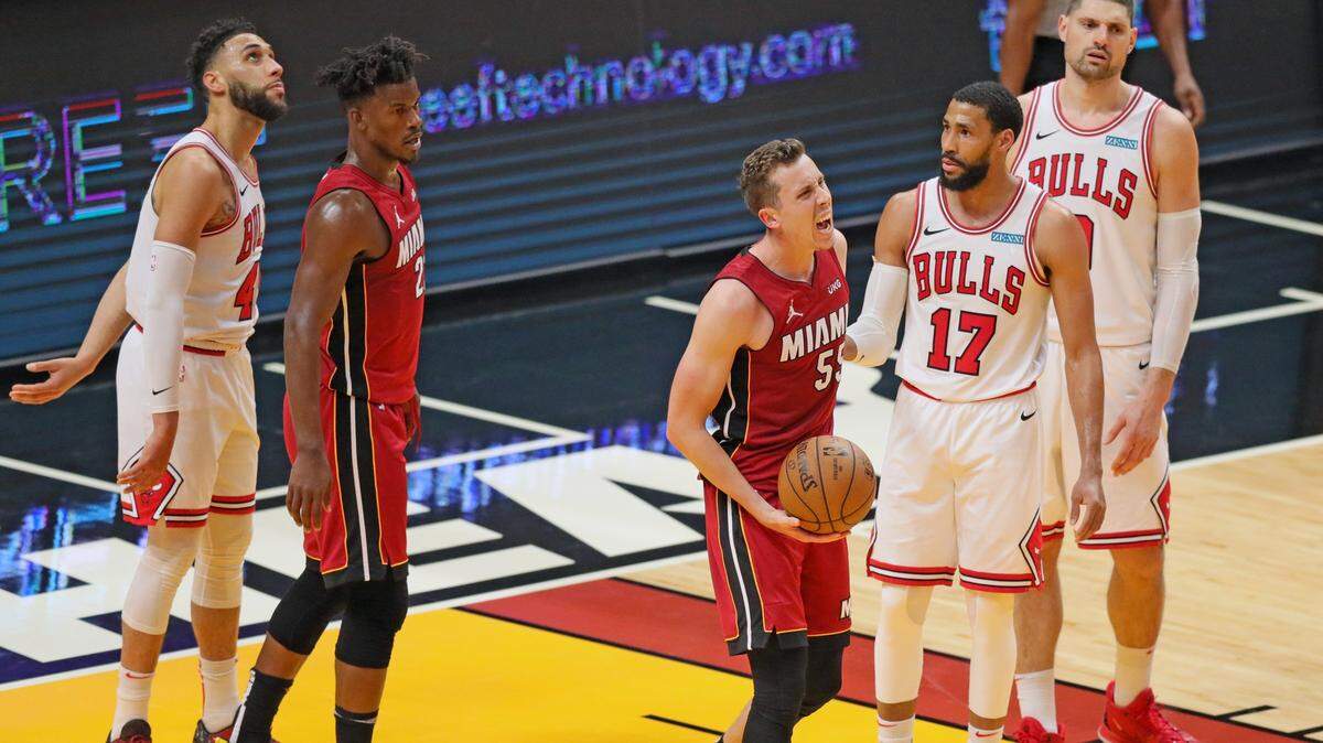 Duncan Robinson (55), celebra después de anotar una canasta decisiva y recibir una falta en el último cuarto contra los Bulls en el AmericanAirlines Arena en Miami el sábado 24 de abril de 2021.