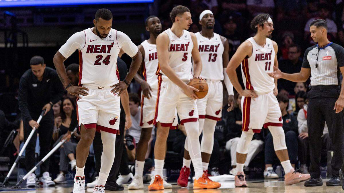 Los titulares del Heat reaccionan a una jugada en el partido de pretemporada de la NBA contra los Bucks de Milwaukee, celebrado el 6 de octubre de 2025 en Miami, Florida.