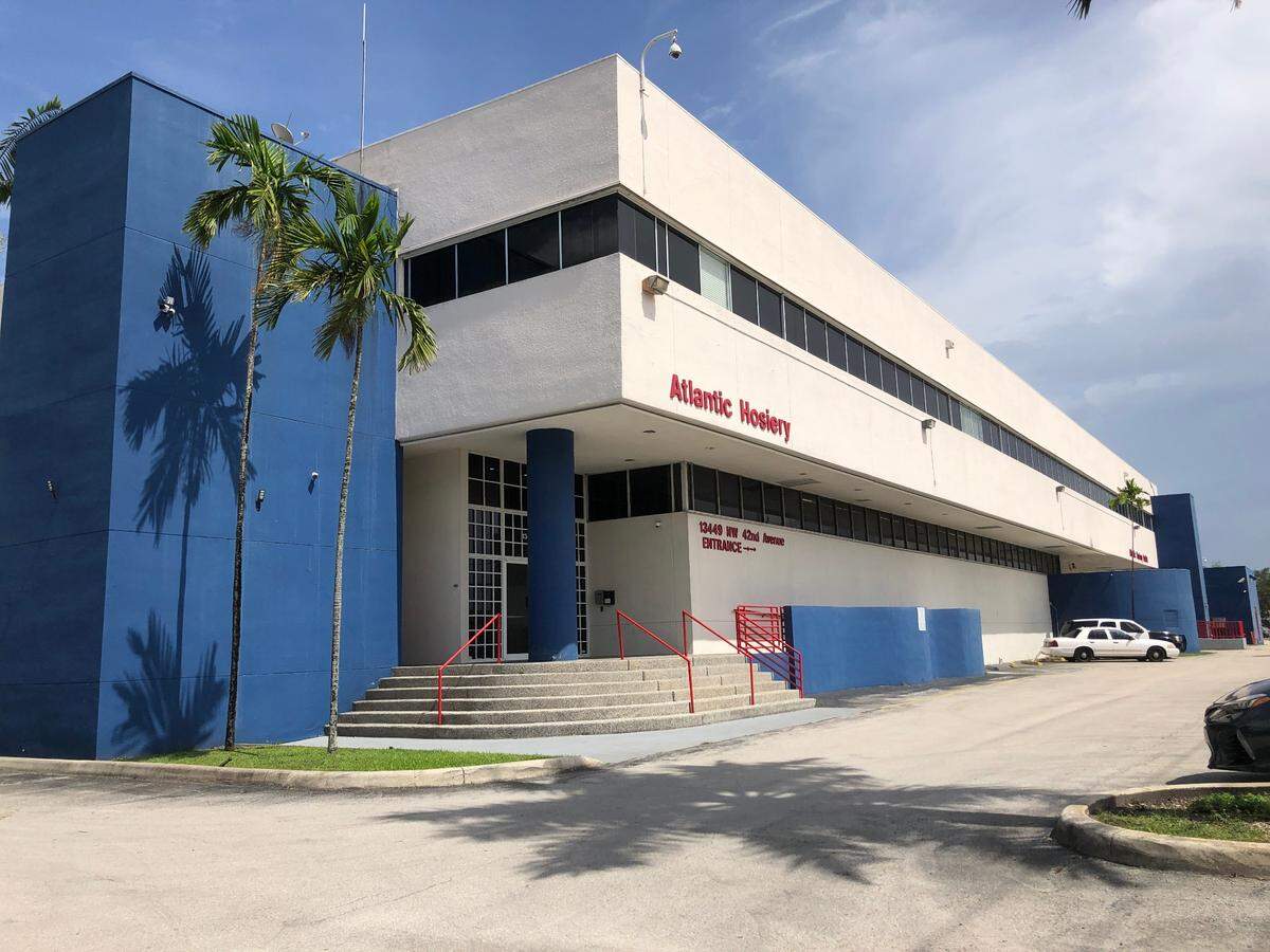 Fachada del mercado Atlantic Hosiery, ubicado a menos de una milla de distancia del mercado de las pulgas Opa-locka Hialeah, junio 8, 2022