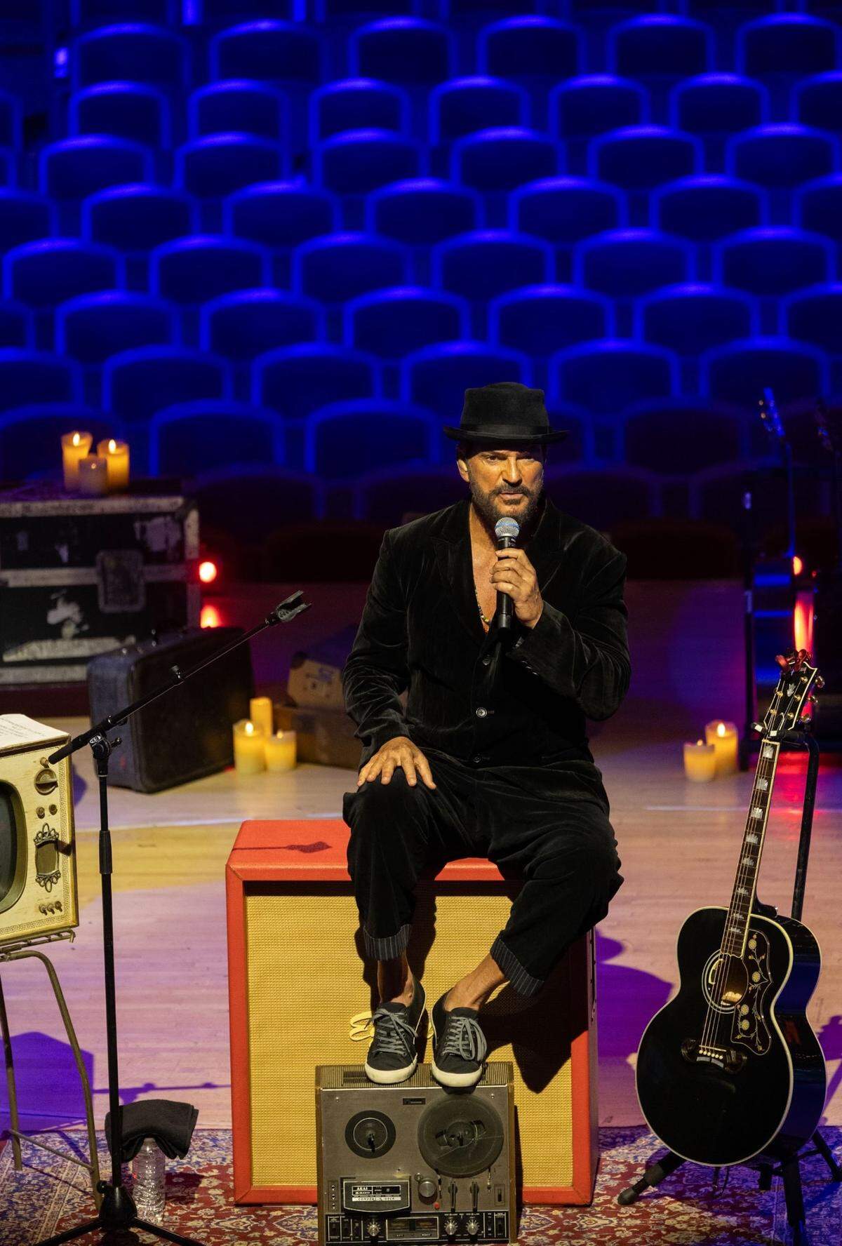 Arjona se ubicó junto a la banda de música, donde permaneció buena parte de la noche.