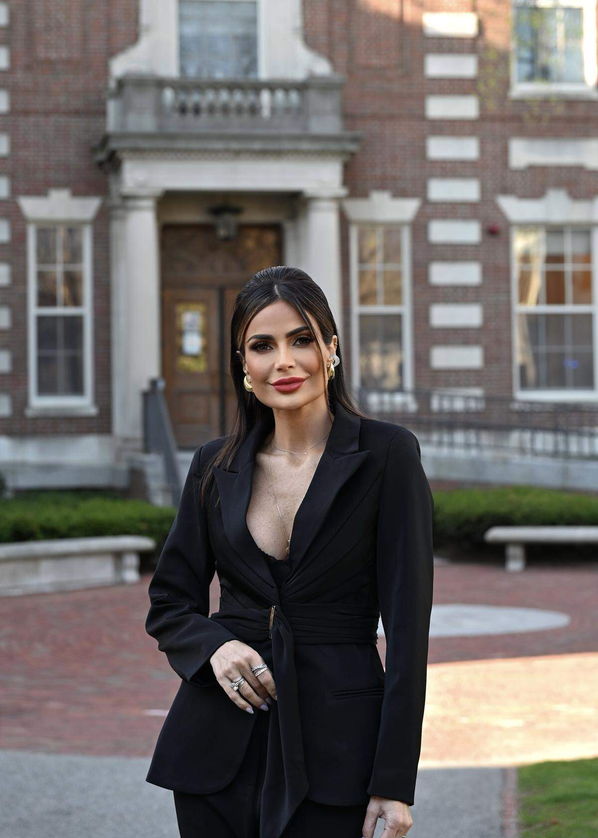 Caterina Valentino se inspiró en el ‘Manual de Carreño’ para su libro ‘Entre galas y grietas’. ‘La elegancia, el buen gusto y la gentileza están de vuelta en un mundo que está cansado del exceso’, dijo la periodista venezolana.