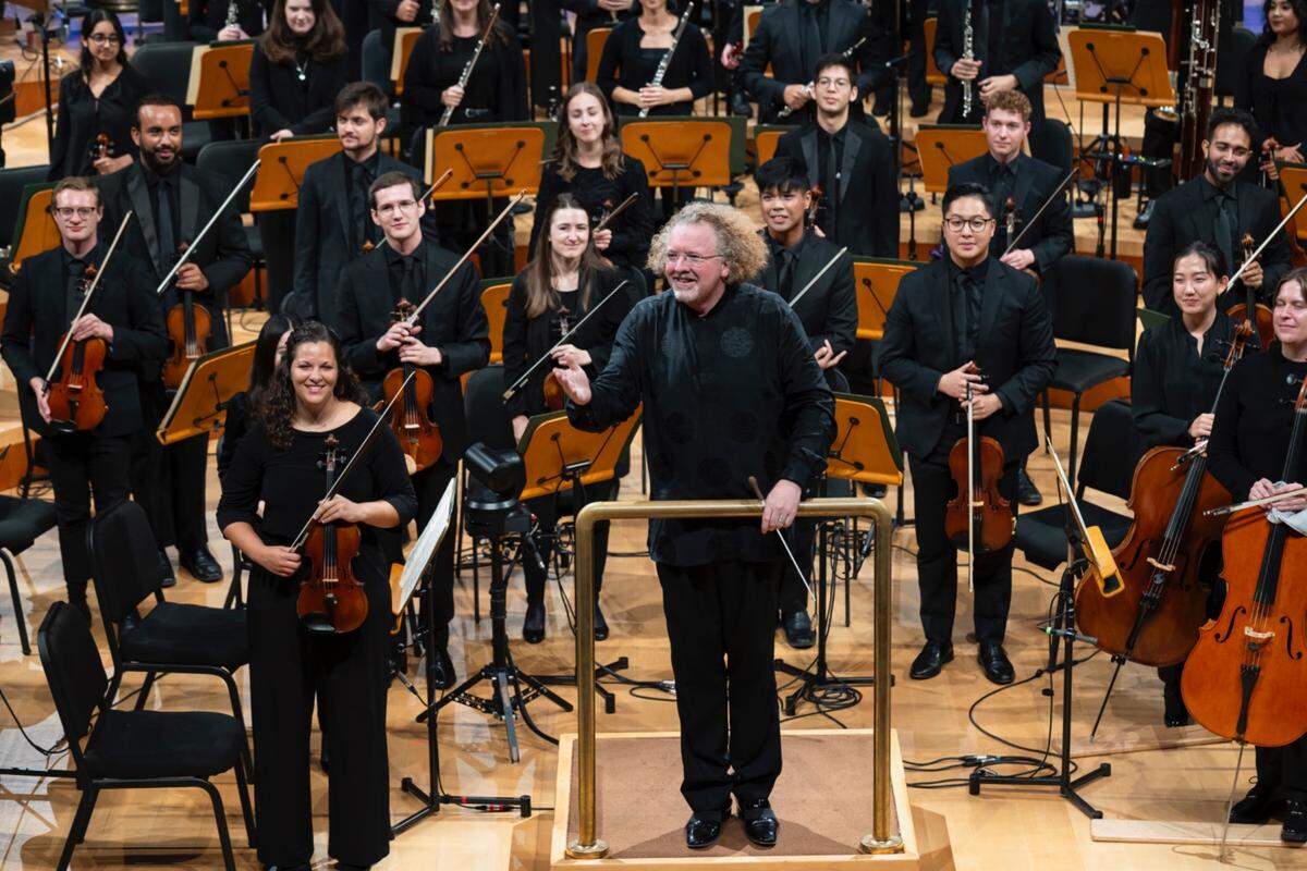 Stéphane Denève y la New World Symphony agradecen el aplauso del público.