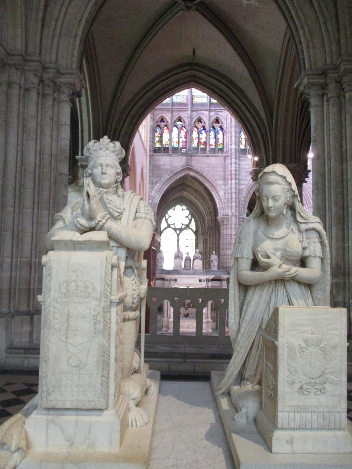 Esculturas conmemorativas de Luis XVI y María Antonieta de Austria.