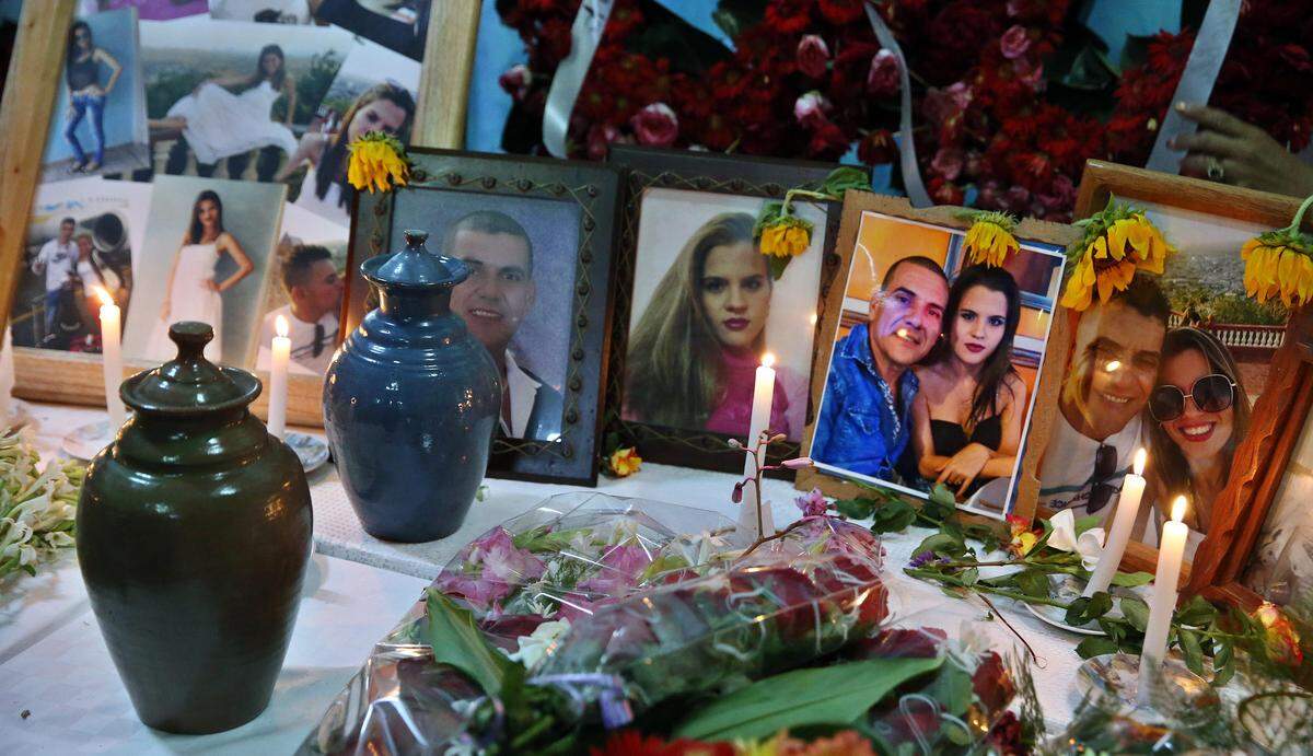 Familiares, amigos y vecinos del pueblo de Velazco, en la provincia de Holguín (Cuba), reciben el miércoles 23 de mayo de 2018, los restos de Jorge Luis Guerra, Lírise Cruz Pérez y Eddy Antonio Rodríguez, fallecidos en el desastre aéreo ocurrido en La Habana el pasado viernes.