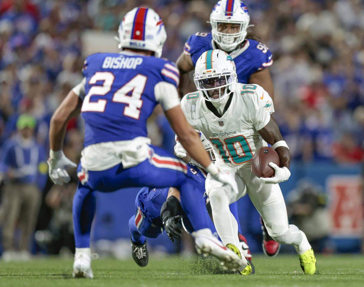 El wide receiver Tyreek Hill (10) corre con el ovoide ante la defensa de Buffalo Bills, el jueves en Nueva York.