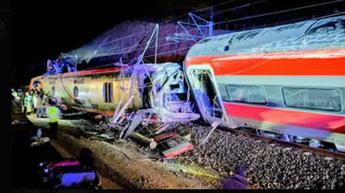 Imagen tomada de X que muestra el lugar donde dos trenes de alta velocidad chocaron en Córdoba, España, el domingo 18 de enero de 2026. 