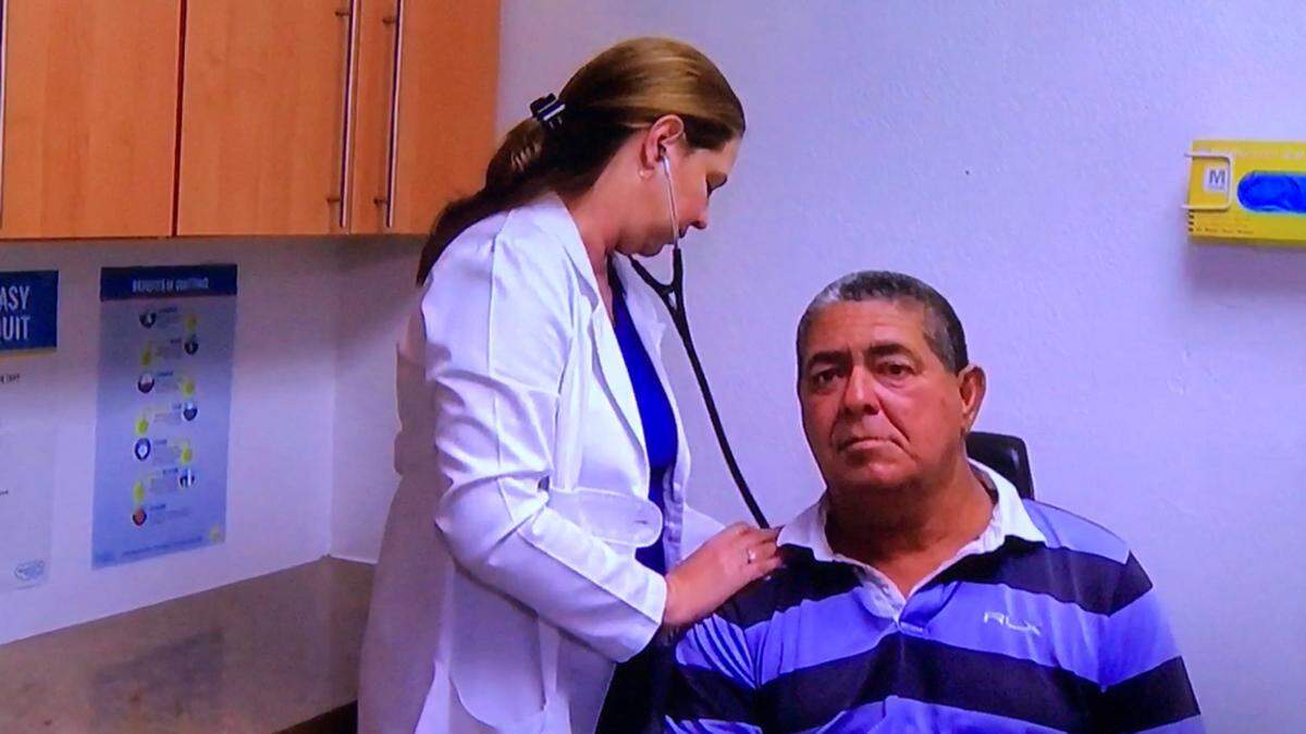 La doctora Irina Valdez, encargada del programa Free Care Friday, atienda a un paciente en una de las clínicas  Community Health and Wellness Center of Miami.