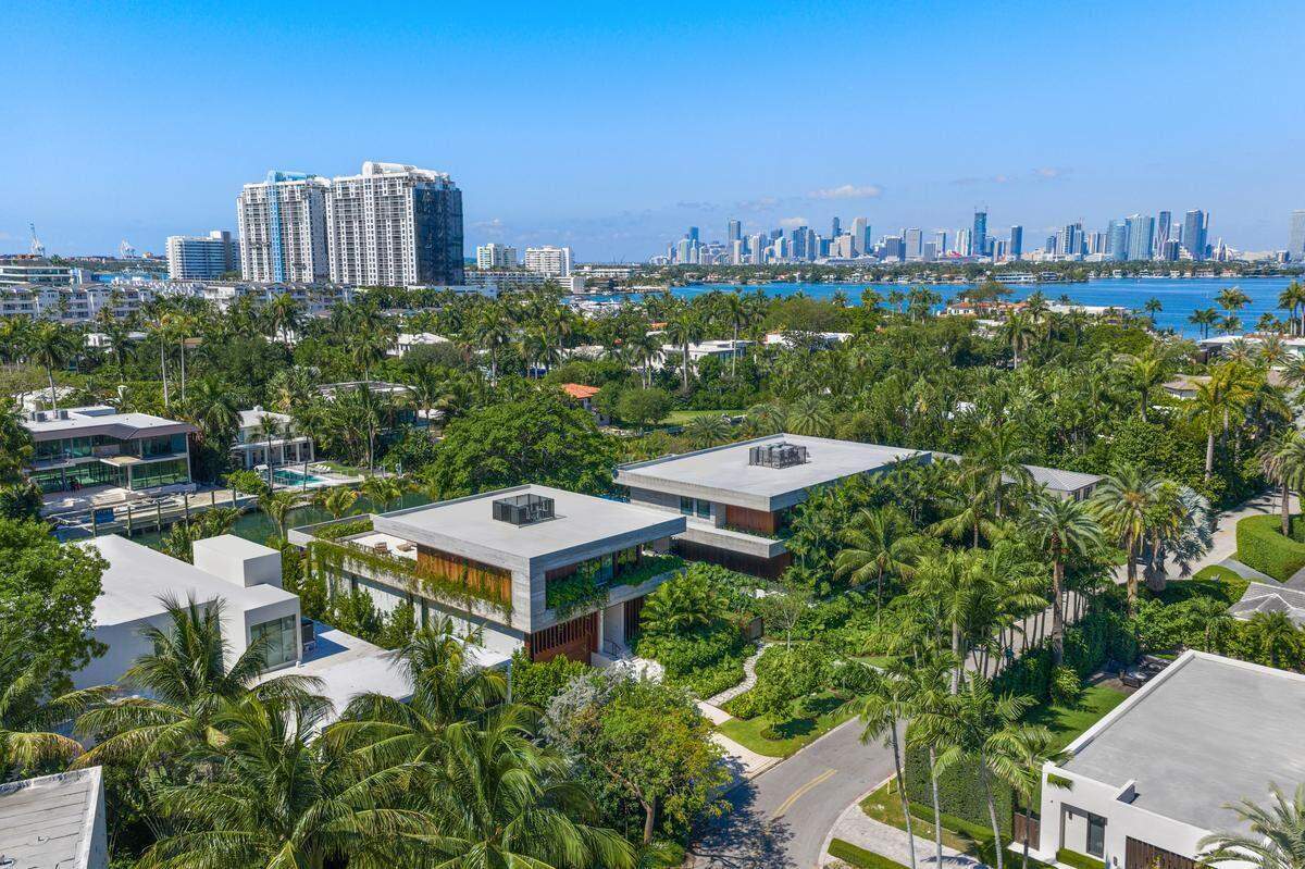 Sunset Estates se compone de dos residencias situadas en lotes adyacentes dentro de la comunidad cerrada Sunset Islands III.