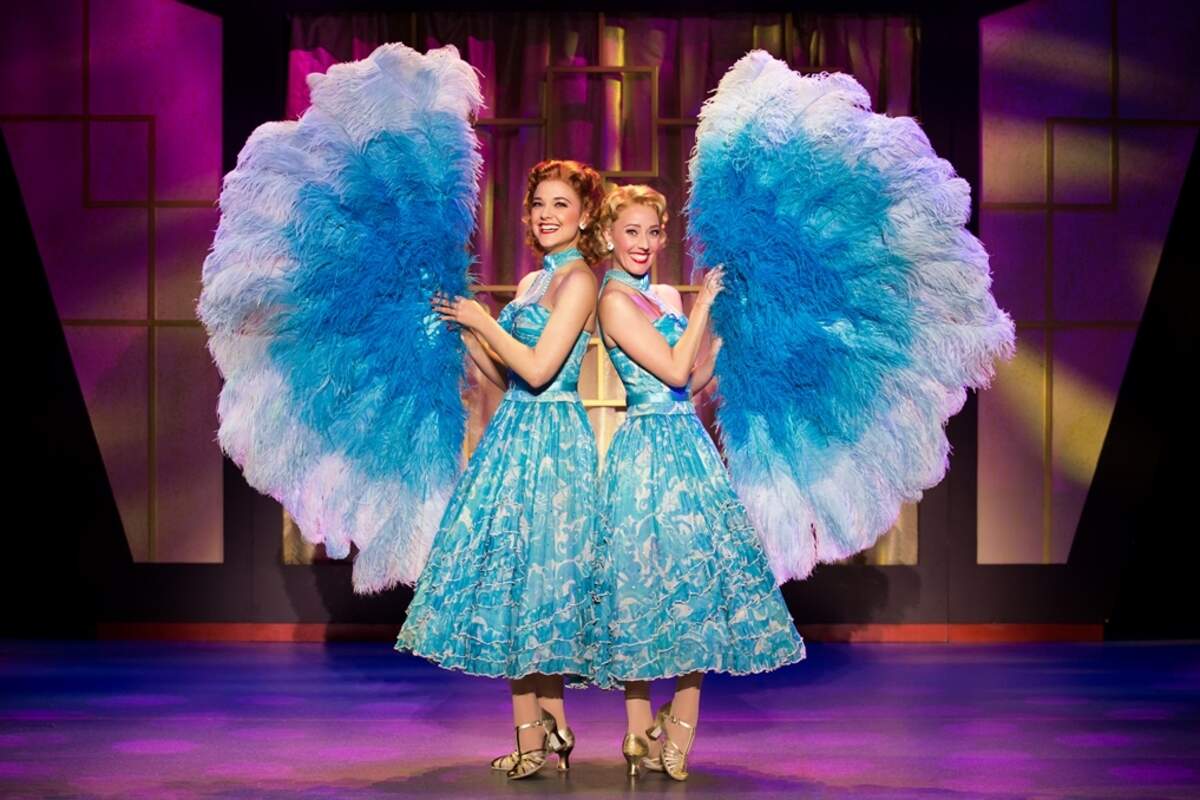 Kerry Conte and Kelly Sheehan en la producción Irving Berlin’s White Christmas.
