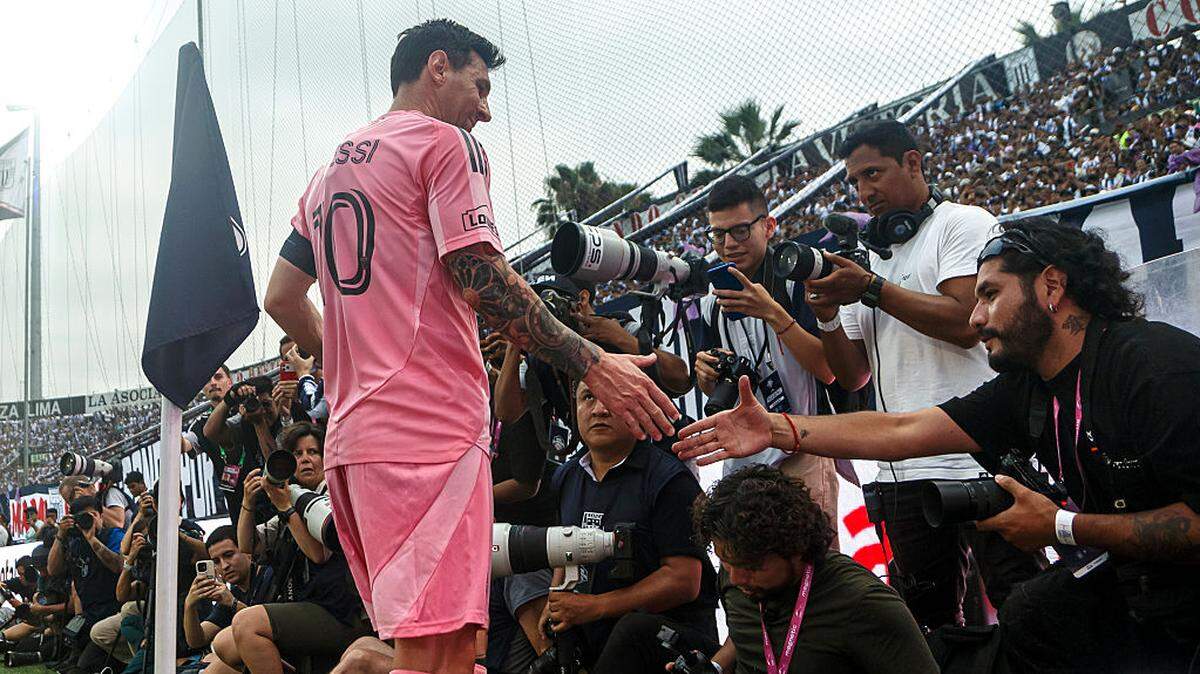 
El astro del Inter Miami Lionel Messi le da la mano a un fotoreportero durante el partido de prtemporada ante Alianza Lima, celebrado el 24 de enero de 2025 en Lima, Perú.