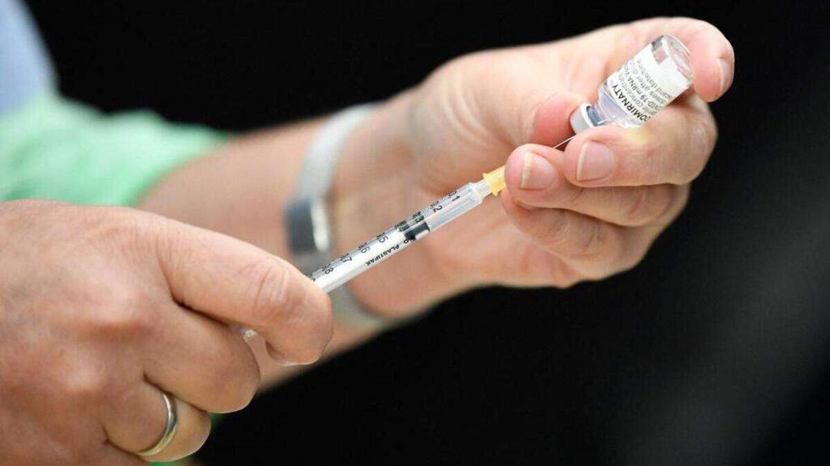 En esta foto de archivo tomada el 9 de noviembre de 2021, un miembro del equipo médico llena una jeringa con la vacuna de BioNtech / Pfizer en una estación de vacunación Covid-19 en Stuttgart, en el sur de Alemania, en medio de la pandemia de coronavirus en curso. THOMAS KIENZLE / AFP/ Getty Images