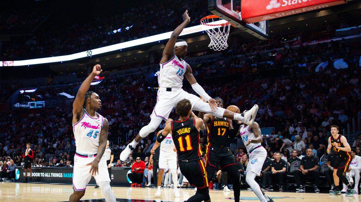 El centro del Heat Bam Adebayo salta sobre el jugador de los Hawks de Atlanta Trae Young, en el partido de la NBA celebrado el 27 de marzo de 2025 en Miami.