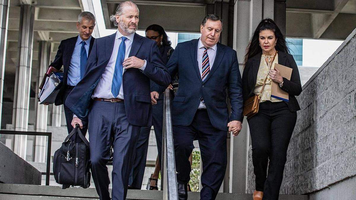 En la foto, el comisionado de Miami Joe Carollo cuando sale de la corte federal en Fort Lauderdale con su esposa y dos de sus abogados.