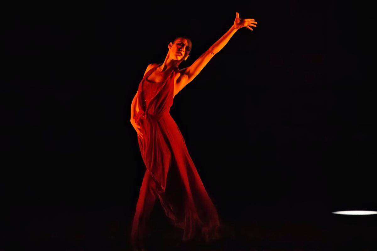 Inmaculada Salomón en “Jauleña”, coreografía de Rubén Olmo.