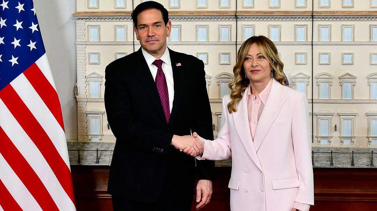 La primera ministra de Italia, Giorgia Meloni, da la bienvenida al secretario de Estado de Estados Unidos, Marco Rubio, en el Palazzo Chigi de Roma el 8 de mayo de 2026.