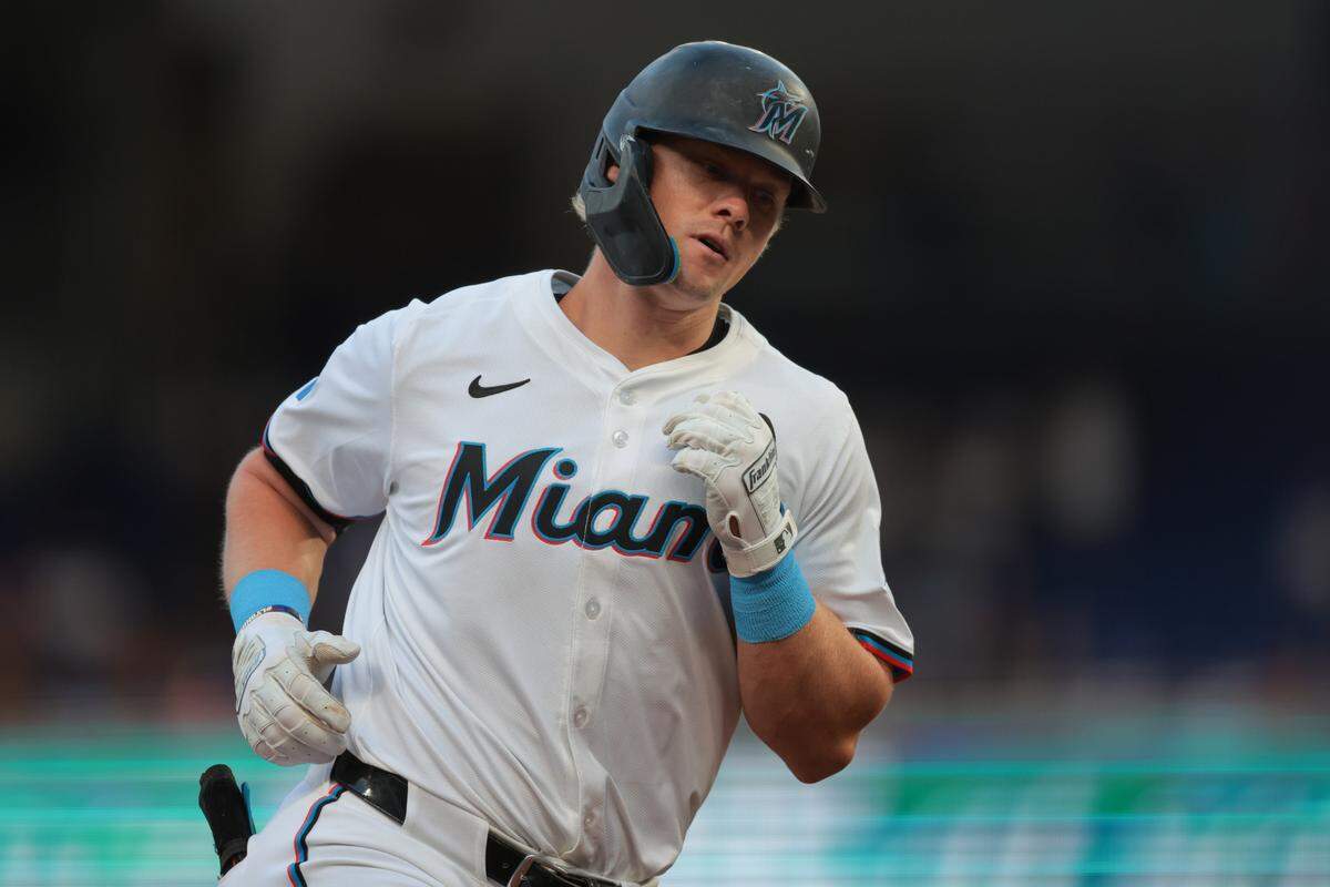 El jardinero de los Marlins Kyle Stowers recorre las bases tras pegar un jonrón en el primer inning ante los Mets de Nuev York, en el partido celebrado el 1ro de abril de 2025 en Miami.