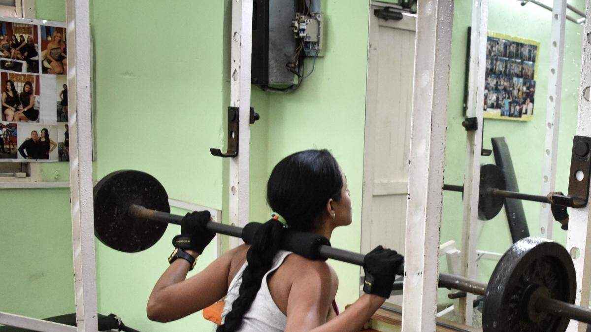 Una mujer levanta pesas en un gimnasio de La Habana, el 17 de mayo. Establecimientos como el del fisiculturista Armando Yera están creciendo en popularidad en Cuba. 