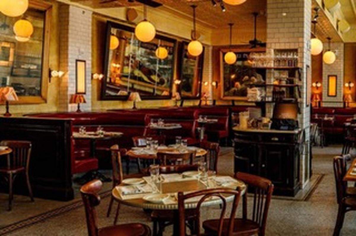 Pastis —el restaurante francés importado de Nueva York— es el lugar perfecto para deleitarte con un maravilloso plato de&nbsp;'moules frites'. 