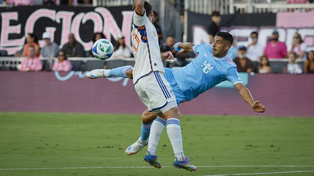 El delantero del Inter Miami Luis Suárez (der.) patea al balón ante la marca de Pavel Bucha, de Cincinnati, en el partido celebrado el 26 de julio de 2025 en el Chase Stadium en Fort Lauderdale, Florida.