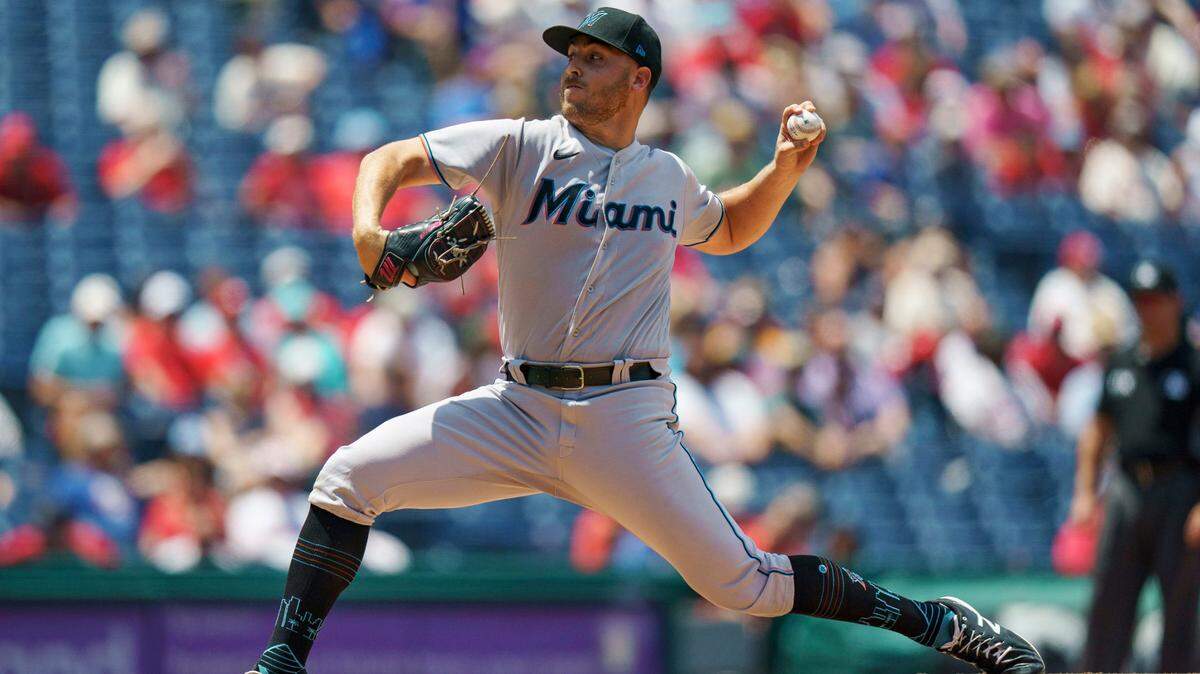 El abridor de los Marlins Daniel Castano lanza en el segundo inning del partido ante los Filis, celebrado el 15 de junio de 2022 en Filadelfia.