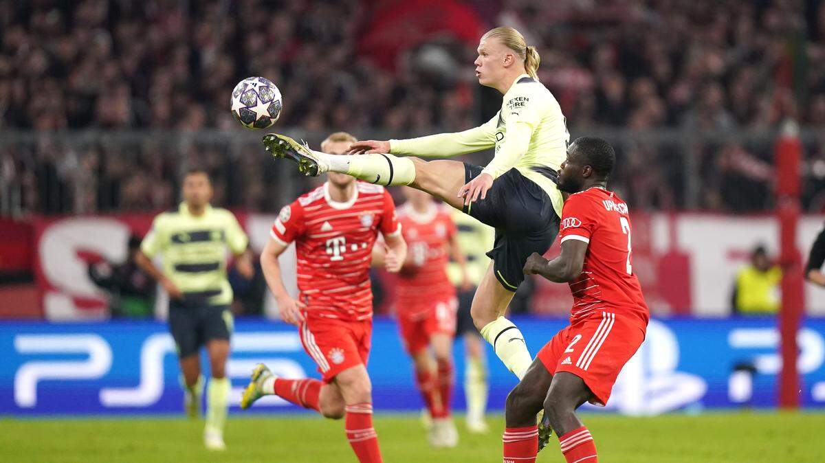 El jugador del Manchester City Erling Haaland (centro) trata de dominar la pelota ante la marca de Dayot Upamecano, del Bayern Munich, en el partido de vuelta de cuartos de final celebrado el 19 de abril de 2023 en Munich.