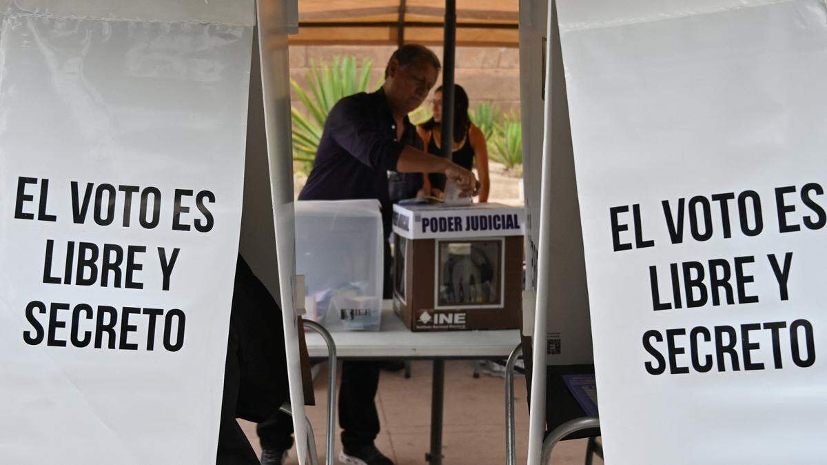 Un votante emite su voto en una zona de urnas “especial” instalada para personas que viven fuera de la ciudad fronteriza de Tijuana, México, en un centro de votación en el Centro Cultural Tijuana durante las primeras elecciones mexicanas del mundo para elegir a todos los jueces y magistrados, el domingo, 1 de junio de 2025.