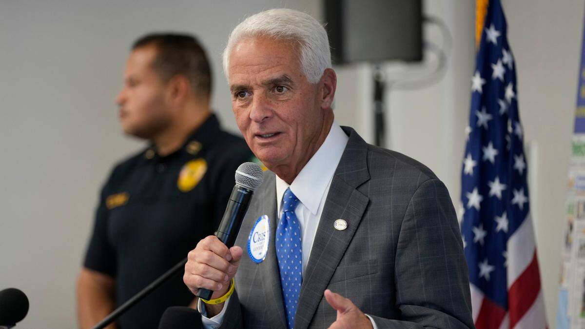 Charlie Crist, candidato demócrata a gobernador de Florida, habla durante un evento de campaña en Pinecrest, Florida, el 17 de octubre de 2022.