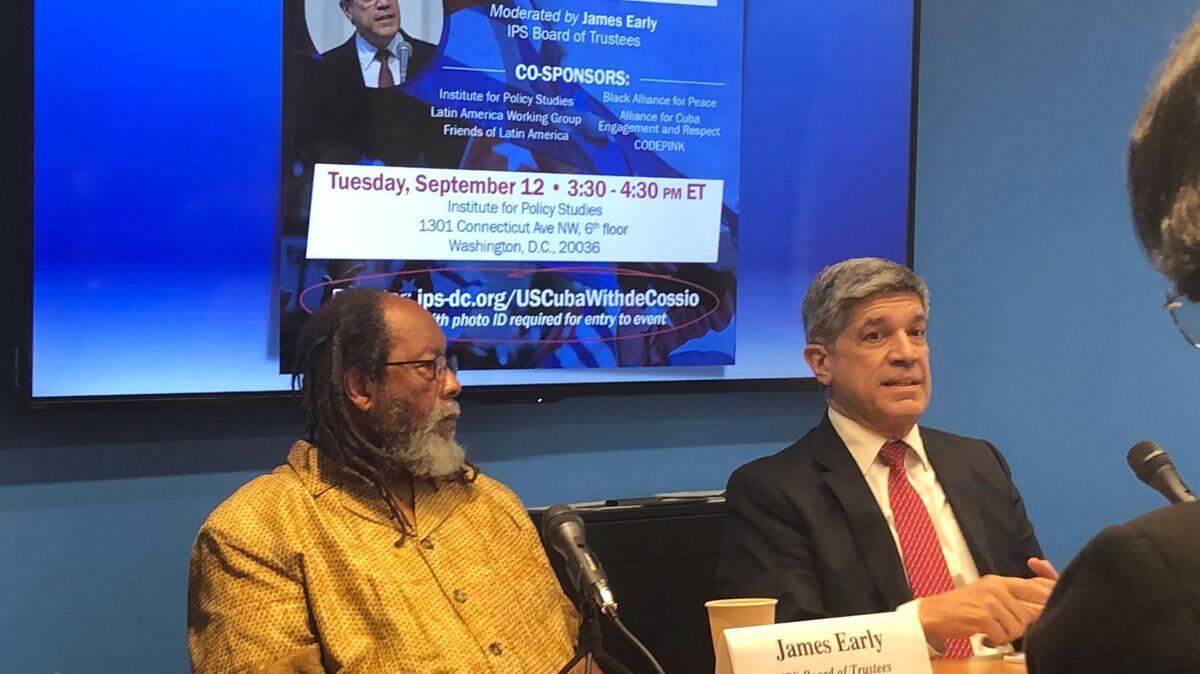 El viceministro de relaciones exteriores de Cuba, Carlos Fernández de Cossío (derecha), durante una charla en el Instituto para el Estudio de las Políticas en Washington, el 12 de septiembre del 2023.