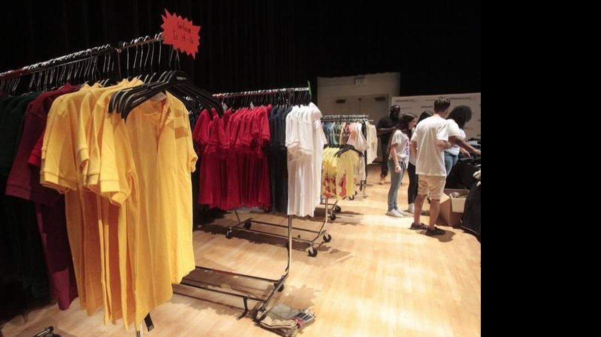 El distrito dijo que usará parte de los fondos para darle uniformes y servicios a los estudiantes más necesitados.