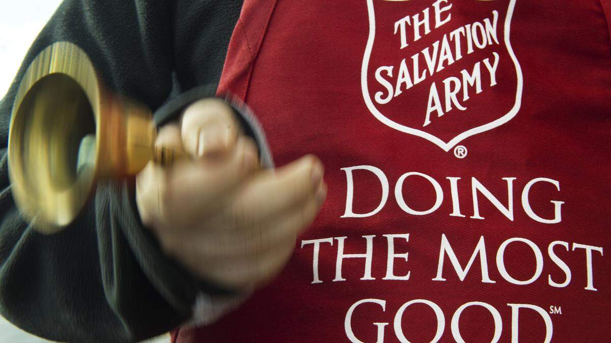 Un voluntario del Ejército de Salvación, Bubba Wellens, toca la campana de donaciones frente a un supermercado Giant el 24 de noviembre de 2012 en Clifton, Virginia.