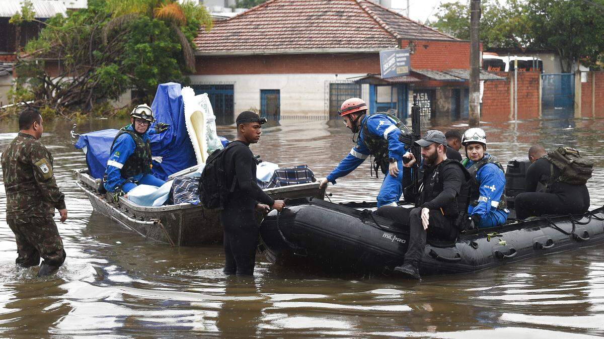 Los miembros de una cuadrilla de rescate transfieren equipos y medicamentos de un hospital inundado en Canoas, estado de Rio Grande do Sul, Brasil, el 10 de mayo de 2024.
