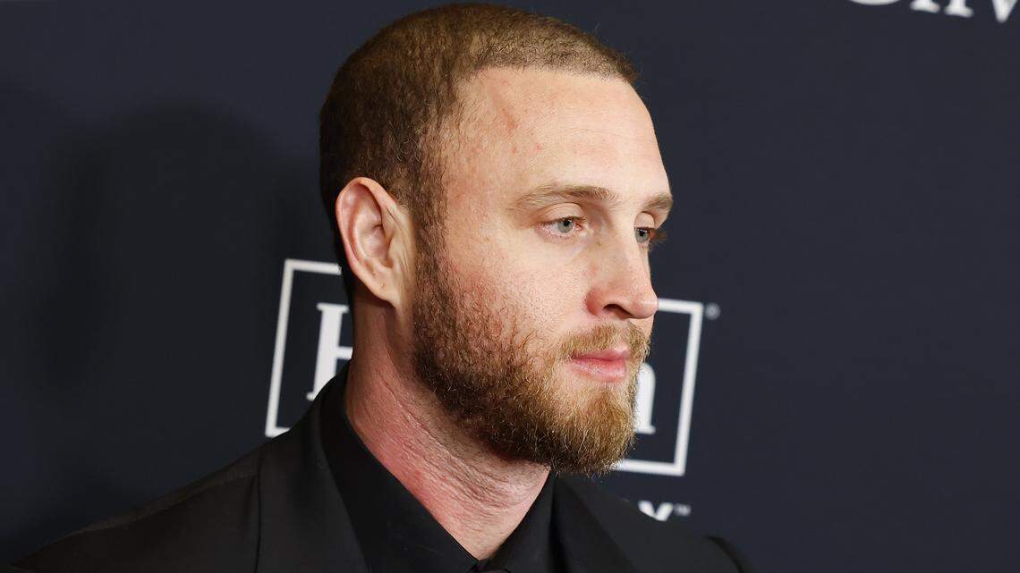 Chet, hijo de Tom Hanks, muestra marcas colombianas mientras está ‘atrapado’ en Medellín