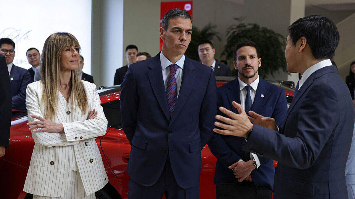 El presidente de España, Pedro Sánchez (centro), y su esposa, Begoña Gómez, conversan con Lei Jun, fundador y director ejecutivo de Xiaomi, el 13 de abril de 2026 en Pekín.