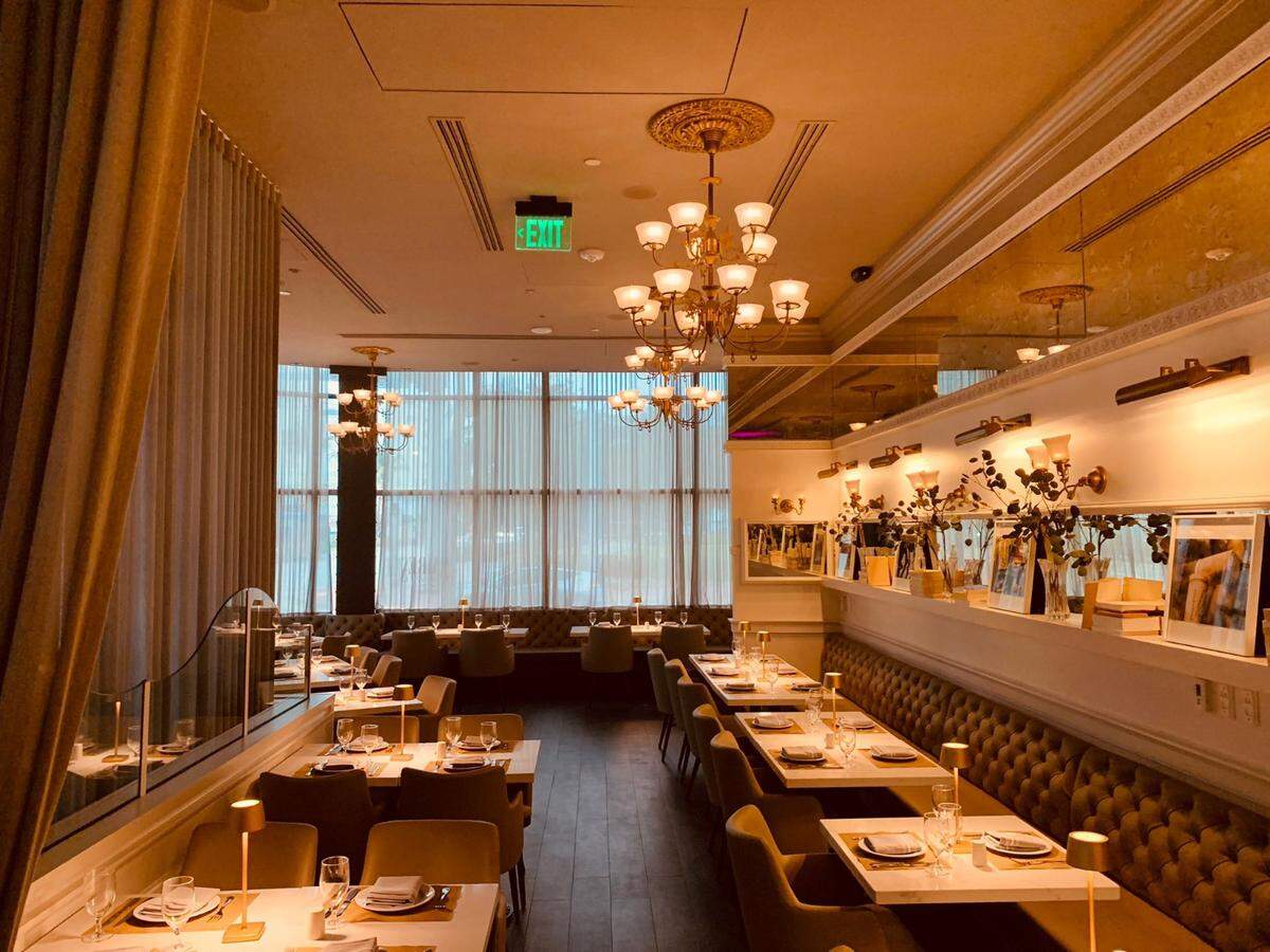 Salón de Baires Grill. La palabra Baires es un diminutivo que se usa para mencionar a la capital de Argentina, Buenos Aires.