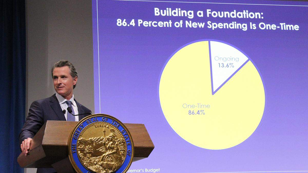 El gobernador de California, Gavin Newsom, propuso un presupuesto estatal que abarque el mandato de tener cobertura, el refuerzo de los subsidios para los seguros, cobertura para indocumentados y seis meses de licencia por maternidad.